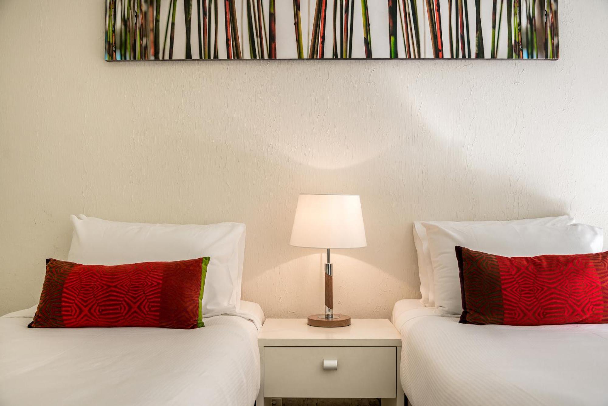Bayview Beachfront Apartments, In Town Right On The Beach Byron Bay Eksteriør billede